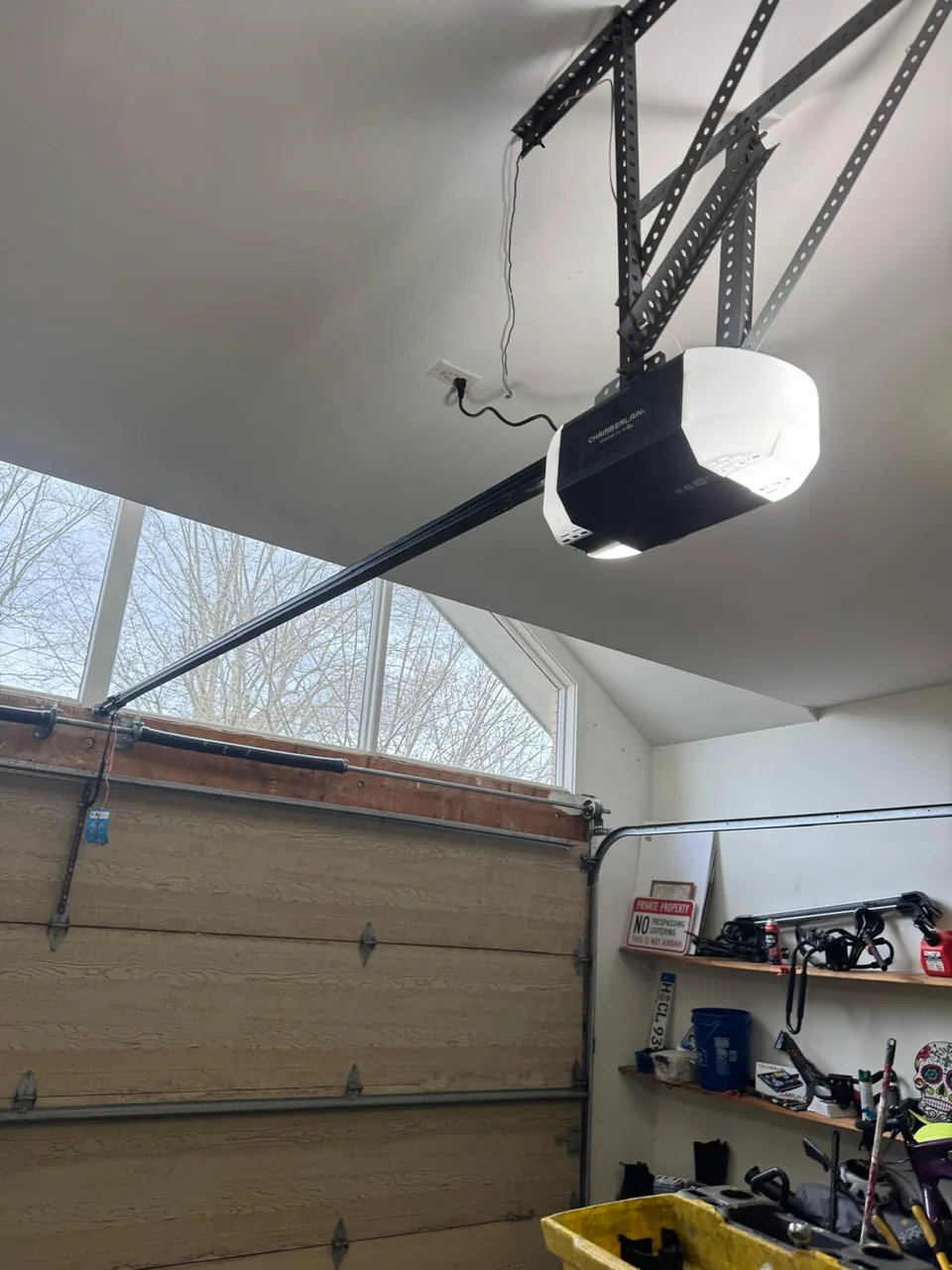 Ceiling-mounted garage door opener, rail and connected sectional door
